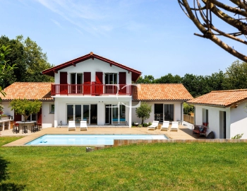                                                             Réservez une location                                                             à Biarritz. Côte Basque. Villa Alba.
                                                            8 personnes.                                                             4 chambres.                                                            